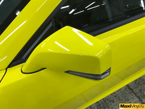 Полная оклейка Chevrolet Camaro желтой пленкой Avery